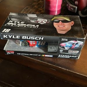 Kyle Busch 2016 die cast racing car #18 Nascar 1:24 scale
